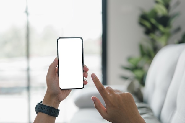 Mãos de homem segurando um smartphone com uma tela branca em branco, uma tela vazia para um aplicativo de mídia social