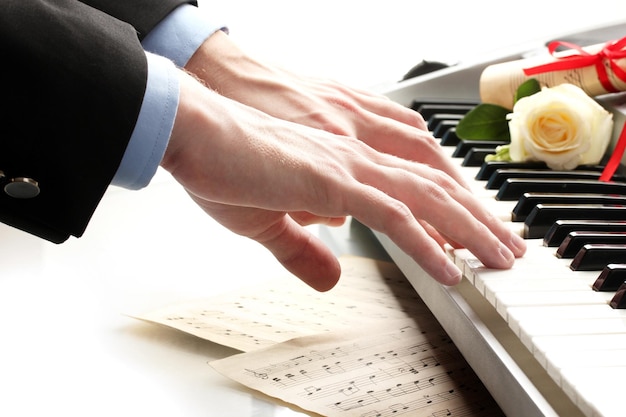 Mãos de homem tocando piano