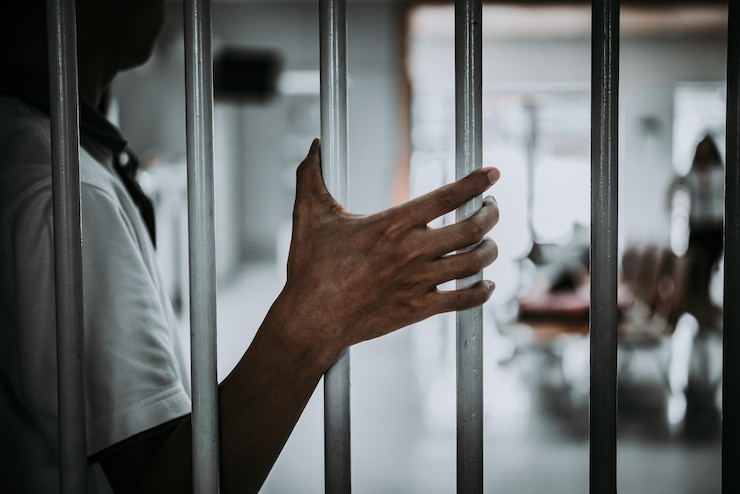 Foto mãos de homens desesperados para pegar a prisão de ferro conceito de prisioneiro povo da tailândiaesperança para ser livre