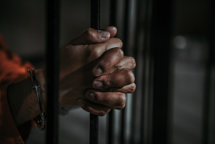 Foto mãos de homens desesperados para pegar a prisão de ferro conceito de prisioneiro povo da tailândiaesperança para ser livre
