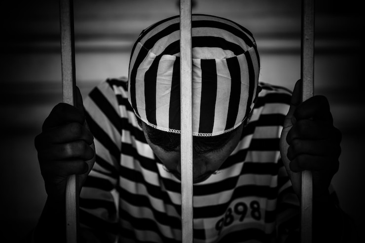 Foto mãos de homens desesperados para pegar a prisão de ferro conceito de prisioneiro povo da tailândiaesperança para ser livre