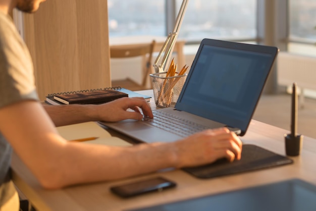 Mãos de homens no local de trabalho da pessoa de negócios do notebook