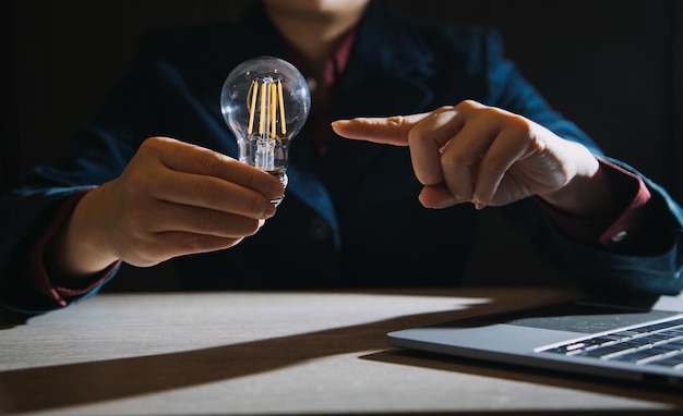 Mãos de inovação segurando lâmpada para conceito novo conceito de ideia com inovação e tecnologia inovadora de inspiração no conceito de ciência e comunicação