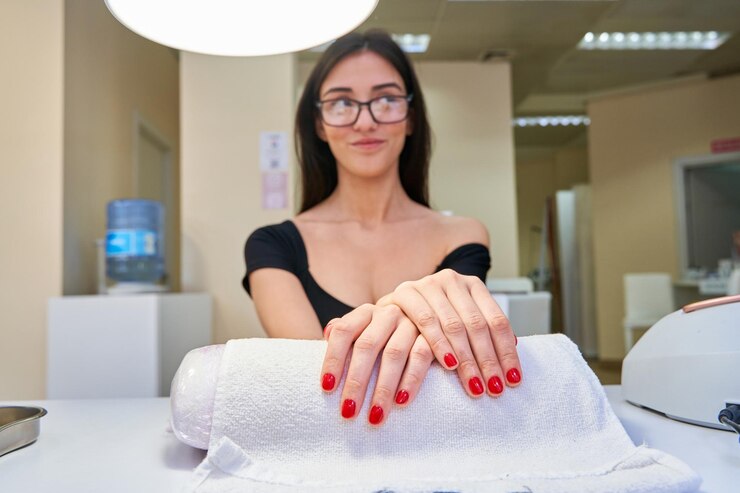 Foto mãos de jovem com bela manicure