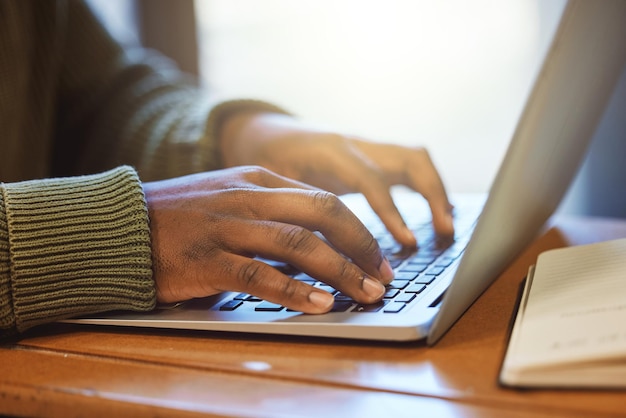 Mãos de laptop e estudante de digitação e educação com relatório ou redação estudando para exame para estudante de faculdade de bolsa de estudos trabalhando closeup e teclado de proposta com e-mail e wi-fi