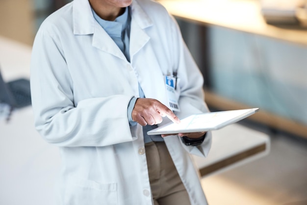 Mãos de médico e tablet com tela de maquete para planejamento de cirurgia de pesquisa médica ou agendamento de remédios no hospital noturno Mulher de saúde e trabalhadora em tecnologia simulada para ajuda em medicina digital