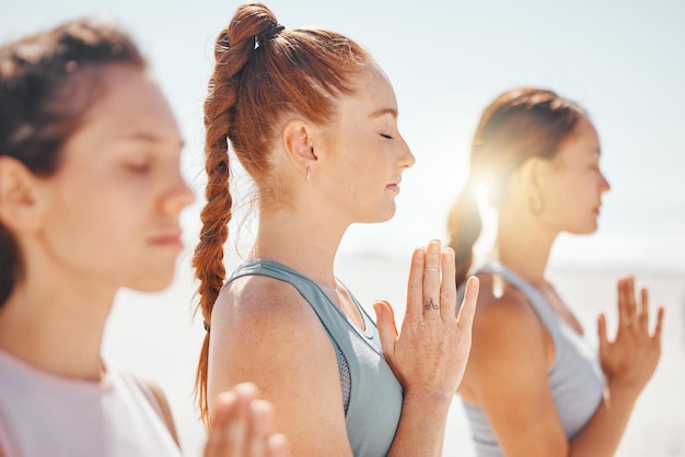 Mãos de meditação e oração de ioga com amigos espirituais treinando para fitness e bem-estar zen Motivação de paz e comunidade com mulheres jovens e adoração de pilates e exercícios de energia