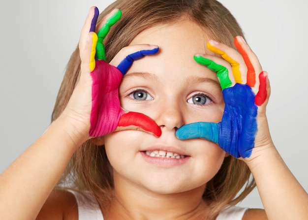 mãos de menina e menino pintadas com tintas coloridas