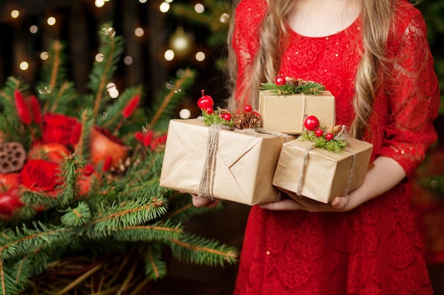 Mãos de menina segurando caixas de presente. Copie o espaço. Natal, ano novo, conceito de aniversário. Época de Natal. Feriados de ano novo e inverno