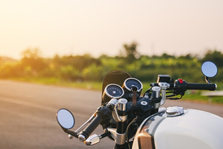 Mãos de motociclista em uma rodovia alpina de rua