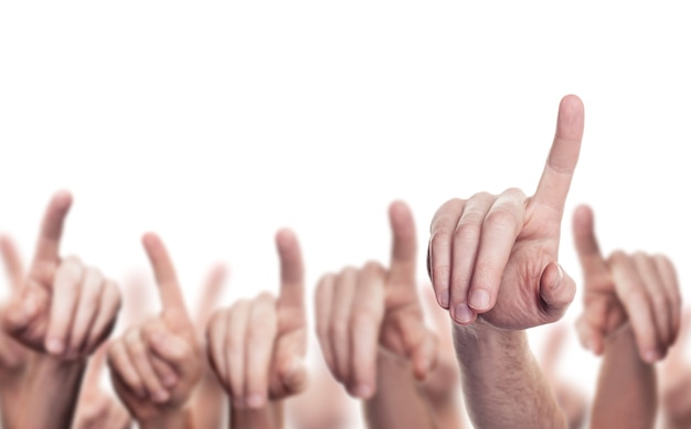 Mãos de muitas pessoas isoladas no fundo branco. mãos com dedos apontando