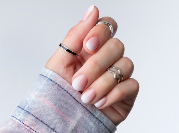 Mãos de mulher bonita com design de unhas gradiente ombre