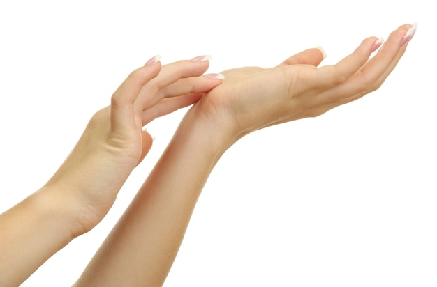 Mãos de mulher bonitas com manicure francesa isoladas em branco