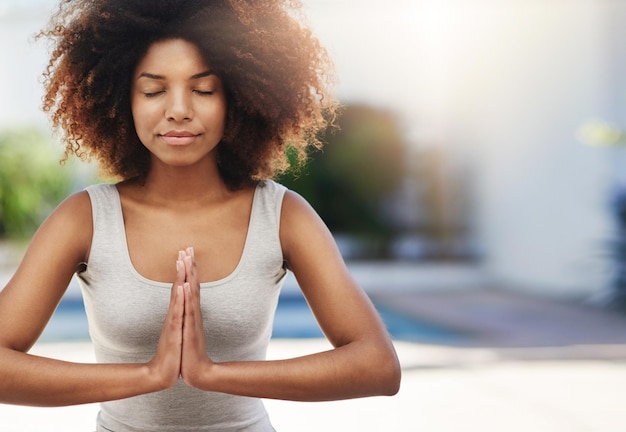 Mãos de mulher calma e ioga em meditação para bem-estar espiritual zen ou exercício saudável ao ar livre Mulher africana meditando em mente relaxada ou consciência para saúde mental e bem-estar na maquete