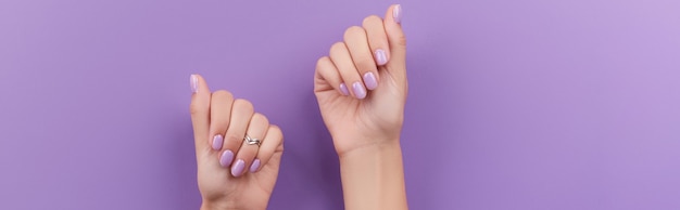 Mãos de mulher com design de unhas moderno de lavanda manicure primavera verão