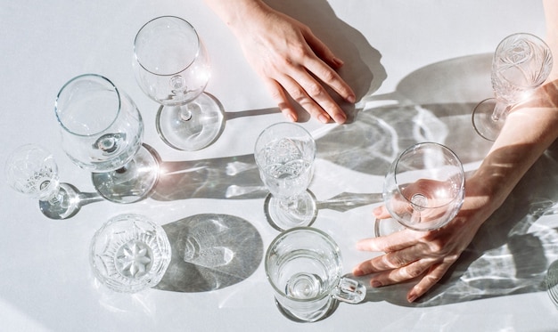 Mãos de mulher com taças de vinho