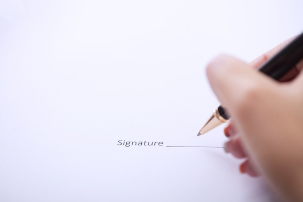 Foto mãos de mulher de negócios, assinando o documento do contrato