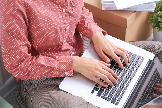 Mãos de mulher de negócios ocupadas usando laptop no escritório