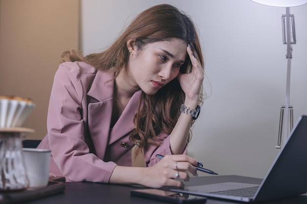 Foto mãos de mulher de negócios segurando de negócios decepcionados e seriamente por maus resultados de negócios