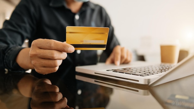 Mãos de mulher de negócios usando smartphone e segurando cartão de crédito com diagrama de efeito de camada digital como conceito de compras on-line