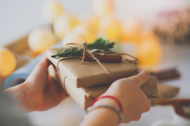 Mãos de mulher decorando a caixa de presente de natal Mãos de mulher