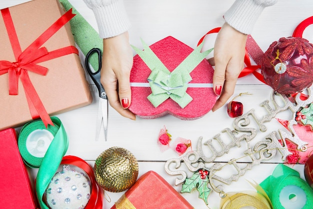 Mãos de mulher desconhecida segurando um presente de Natal