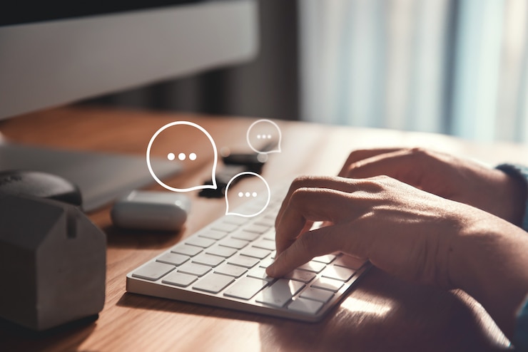 Foto mãos de mulher, digitando no teclado com o bate-papo de ícone