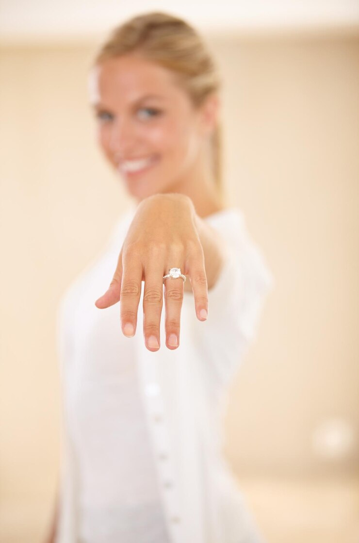 Foto mãos de mulher e anel de casamento com anúncio de noivado e brilho de diamante casamento pessoa feminina e amor com jóias proposta de banda e noivo com um sorriso e feliz de compromisso