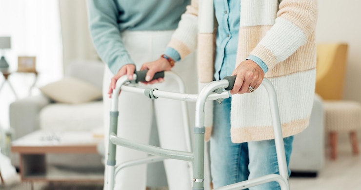 Foto mãos de mulher e caminhante em cuidados de idosos para apoio de fisioterapia ou confiança em lar de idosos closeup de enfermeira ou cuidadora caminhando e ajudando paciente ou pessoa com deficiência na casa