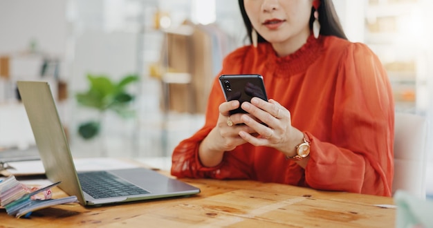 Mãos de mulher e smartphone para digitação, conexão e comunicação com bate-papo em mídias sociais e sms Mão de laptop e pessoa feminina com aplicativo móvel de celular e rede para mensagens de texto ou mensagem