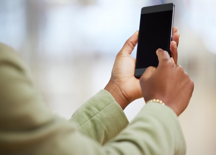 Foto mãos de mulher e tela de maquete de telefone para mídia social de comunicação ou rede on-line dentro de casa mão de uma pessoa do sexo feminino no aplicativo de smartphone móvel para bate-papo, navegação ou mensagens de texto em exibição de maquete