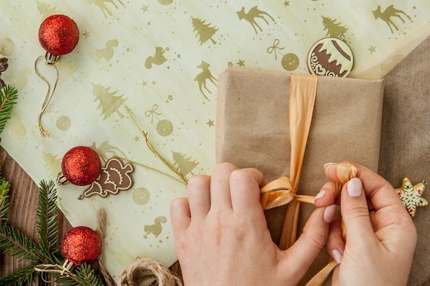 Foto mãos de mulher embrulhar presente de natal