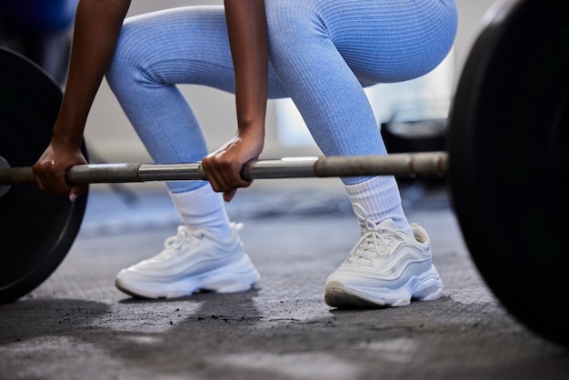 Mãos de mulher fitness e barra para treino de levantamento de peso e exercício na academia para bem-estar, saúde e poder Fisiculturista feminina forte e trabalho duro para treinamento e desafio de desenvolvimento muscular