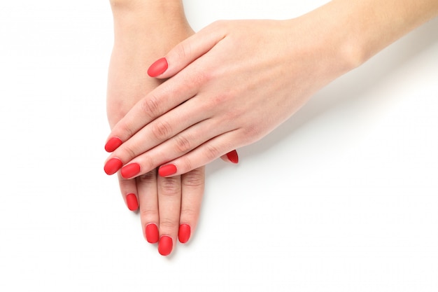 Mãos de mulher, manicure vermelho elegante isolado na vista branca, superior. conceito de saúde