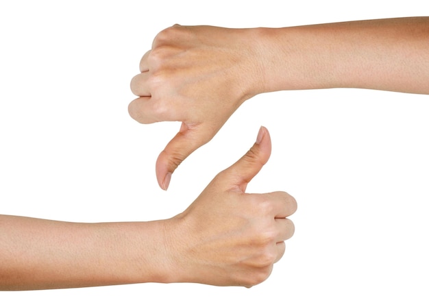 Mãos de mulher mostrando os polegares para cima e para baixo, isolados no fundo branco