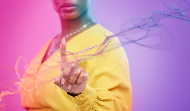 Foto mãos de mulher pressionam e tela ou holograma para rede de informação biométrica e tecnologia da informação em fundo neon pessoa ou trabalhador sobreposição criativa de impressão digital e velocidade de internet em estúdio