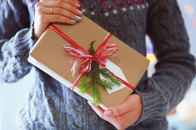 Mãos de mulher segurando a caixa de presente de natal Natal