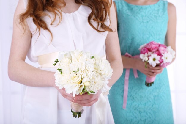 Mãos de mulher segurando um lindo buquê de casamento