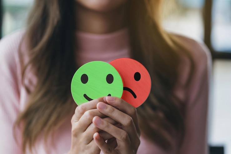 Foto mãos de mulher segurando um rosto triste escondido ou atrás de rosto sorridente feliz bipolar e depressão conceito de saúde mental personalidade mudança de humor terapia cura conceito dividido
