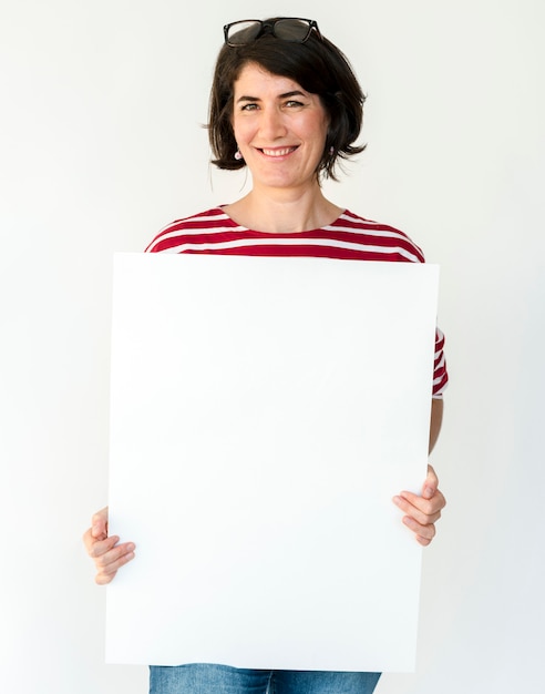 Mãos de mulher segurar a placa de papel em branco