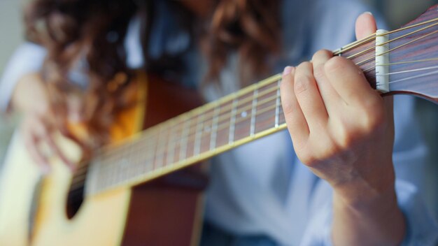 Mãos de mulher tocando violão Adolescente criando música com violão