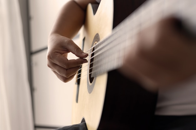 Mãos de mulher tocando violão clássico o músico de jazz e estilo de audição fácil