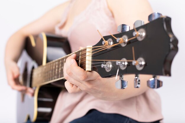 Mãos de mulher tocando violão, closeup