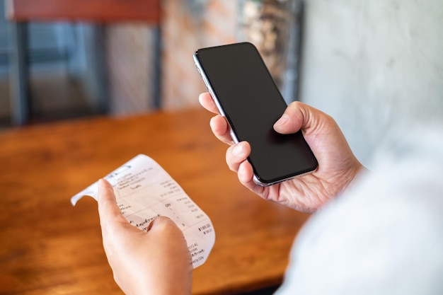 Mãos de mulher usando telefone móvel inteligente para pagamento de investimento em conta de eletricidade conceito de despesas financeiras de negócios de transferência de dinheiro