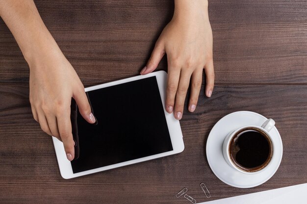 Foto mãos de mulheres com computador tablet e café na mesa