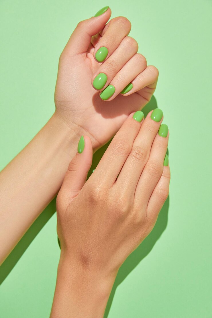 Foto mãos de mulheres com manicure verde em close-up tratamento de beleza spa cuidados com o corpo