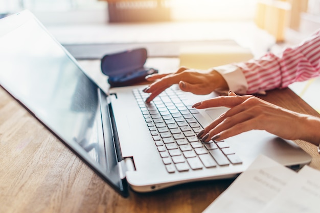 Mãos de mulheres digitando no teclado Trabalho em casa.