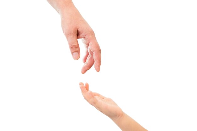 Mãos de mulheres e crianças se estendem umas para as outras em um fundo branco isolado