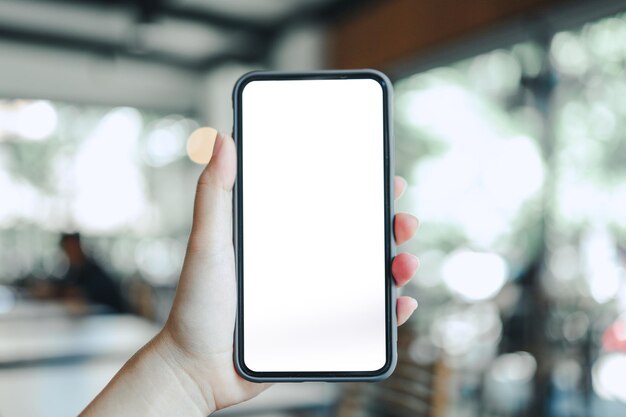 Mãos de mulheres segurando telefone celular em branco cópia de tela de espaço smartphone com tela branca em branco isolado smartphone com conceito de tecnologia