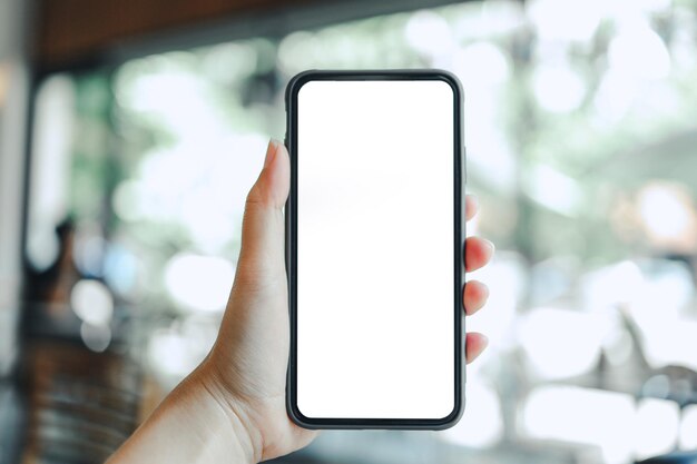 Mãos de mulheres segurando telefone celular em branco cópia de tela de espaço smartphone com tela branca em branco isolado smartphone com conceito de tecnologia